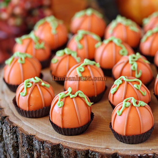 Cách làm kẹo truffle bí đỏ xinh xắn cho Halloween