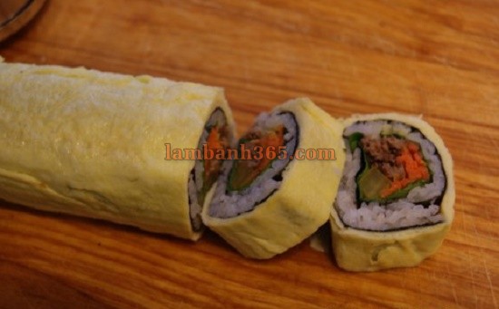 Cách làm kimbap cuộn trứng mềm mịn