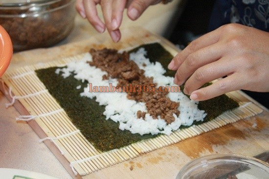 Cách làm kimbap thịt bò bổ dưỡng