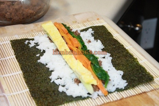 Cách làm kimbap thịt bò bổ dưỡng