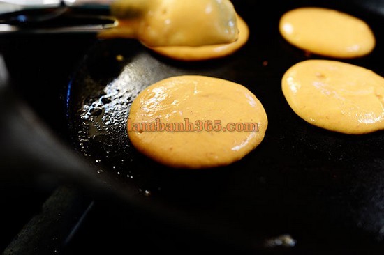 Cách làm pancake bí đỏ mini