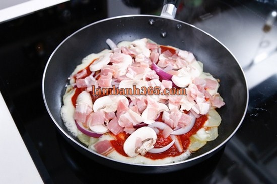 Cách làm pizza thịt nấm không cần lò nướng