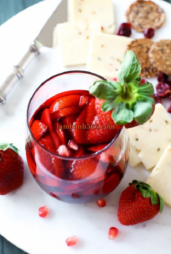 Cách làm Sangria dâu lựu cực sang trọng