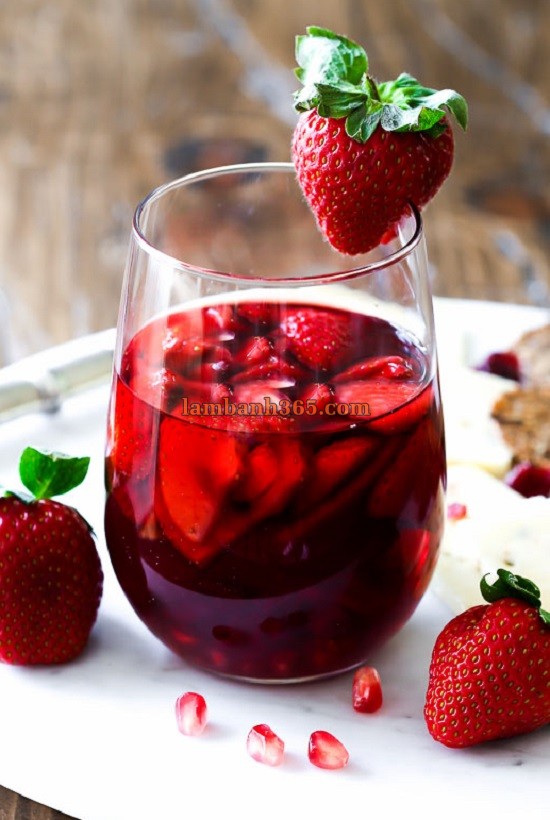 Cách làm Sangria dâu lựu cực sang trọng