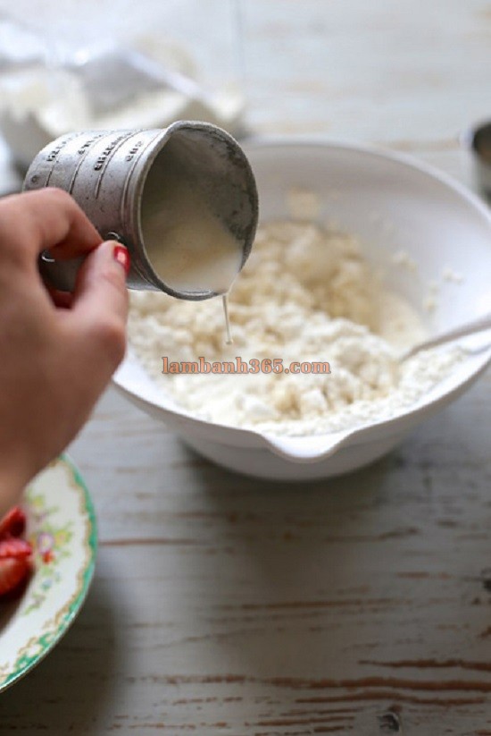 Cách làm bánh scones dâu kem tươi đúng kiểu nước Anh