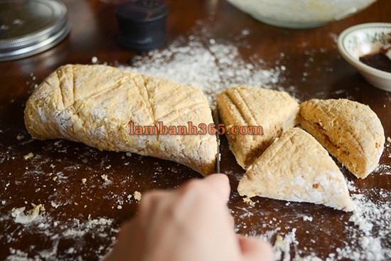 Cách làm Bánh scones cuộn quế bí đỏ thơm ngon