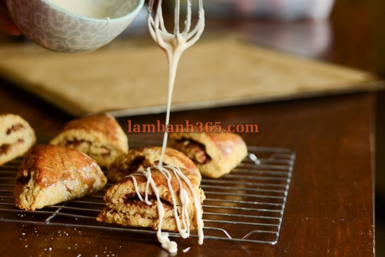 Cách làm Bánh scones cuộn quế bí đỏ thơm ngon