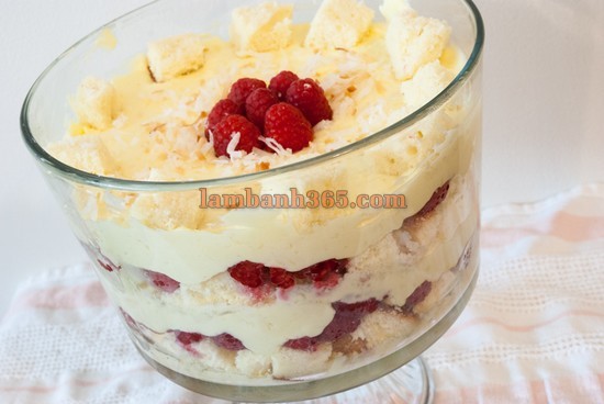 Trifle dừa và mâm xôi đón hè về