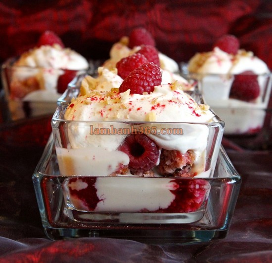 Trifle dừa và mâm xôi đón hè về