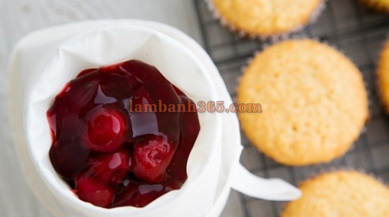 Cách làm bánh cupcake mứt quả cherry xinh xắn