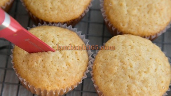 Cách làm bánh cupcake mứt quả cherry xinh xắn