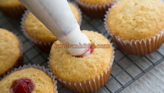 Cách làm bánh cupcake mứt quả cherry xinh xắn