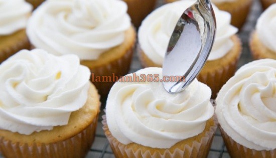 Cách làm bánh cupcake mứt quả cherry xinh xắn