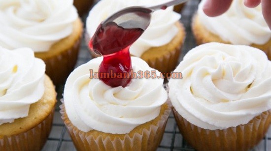 Cách làm bánh cupcake mứt quả cherry xinh xắn