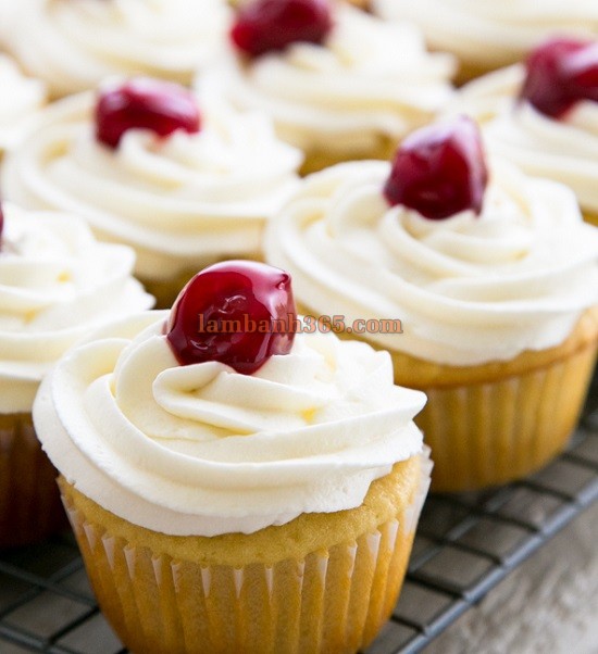 Cách làm bánh cupcake mứt quả cherry xinh xắn