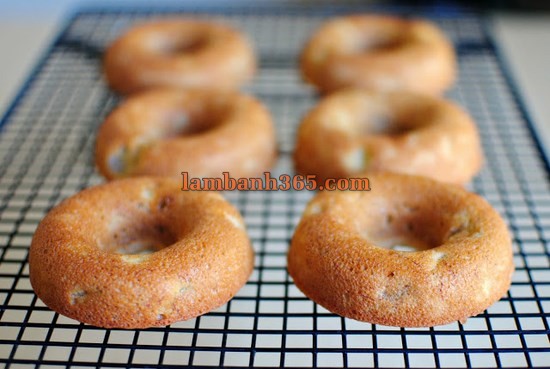 Cách làm bánh donut chuối phủ hạnh nhân