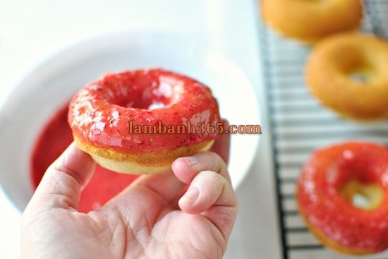 Cách làm bánh donut dâu xinh xắn