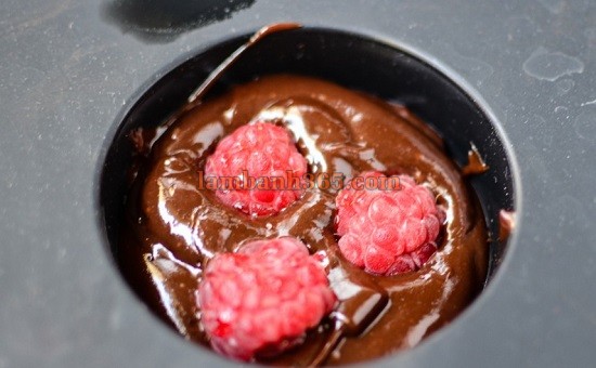 Cách làm bánh muffin socola mâm xôi ngọt ngào