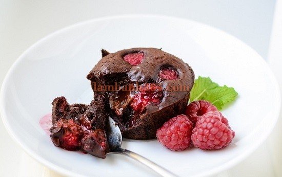 Cách làm bánh muffin socola mâm xôi ngọt ngào