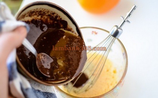 Cách làm bánh muffin socola mâm xôi ngọt ngào