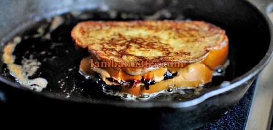 Cách làm bánh mỳ nhân bơ và mứt giòn ngon