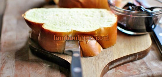 Cách làm bánh mỳ nhân bơ và mứt giòn ngon