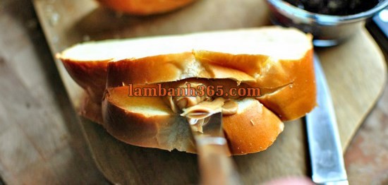 Cách làm bánh mỳ nhân bơ và mứt giòn ngon