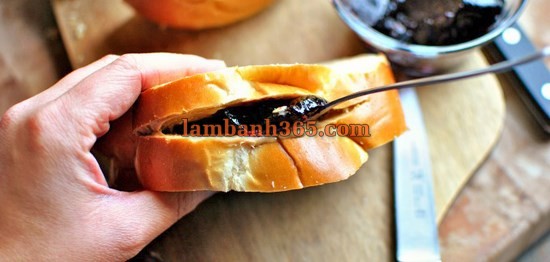 Cách làm bánh mỳ nhân bơ và mứt giòn ngon