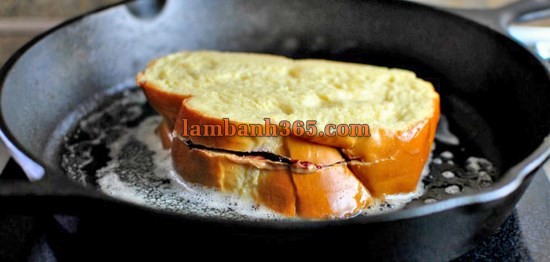 Cách làm bánh mỳ nhân bơ và mứt giòn ngon
