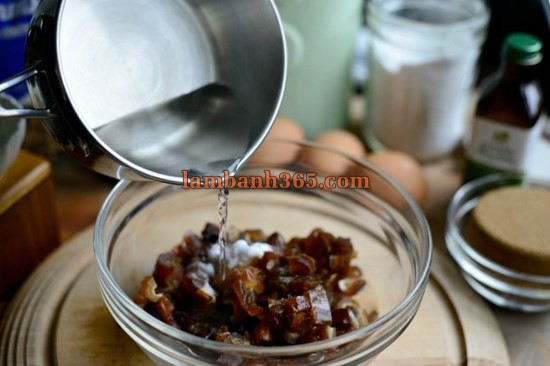 Cách làm bánh mỳ quả óc chó và chà là