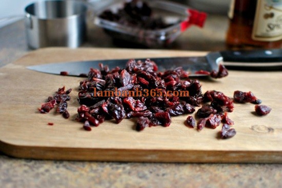 Cách làm bánh quy rượu rum nhân cherry và sô cô la