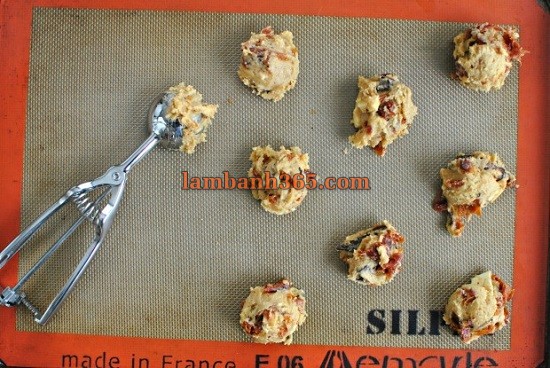 Cách làm bánh quy rượu rum nhân cherry và sô cô la