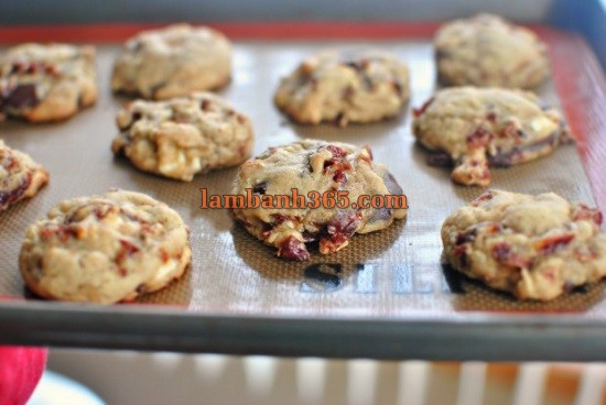 Cách làm bánh quy rượu rum nhân cherry và sô cô la