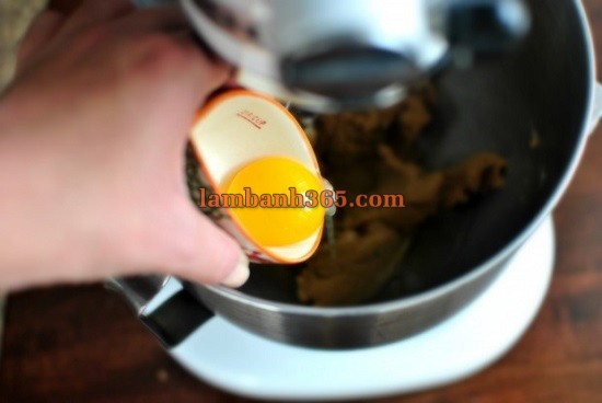 Cách làm bánh quy rượu rum nhân cherry và sô cô la