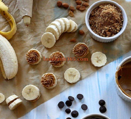 Cách làm kẹo que chuối phủ sô cô la nhân bơ lạc béo ngậy
