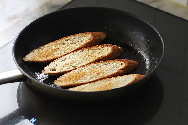 cho bánh mì vào áp chảo