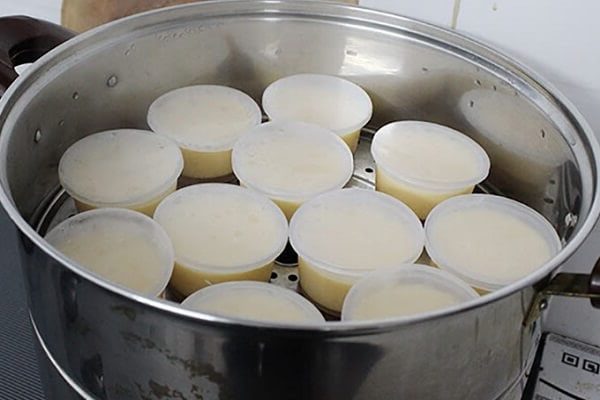 công đoạn hấp bánh flan