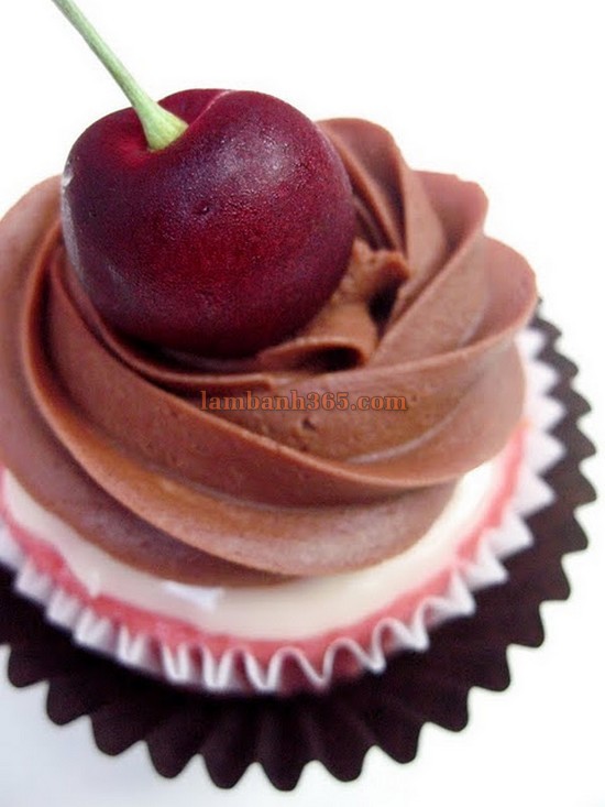 Cupcake cherry hai tầng kem