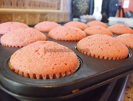 Cupcake cherry hai tầng kem