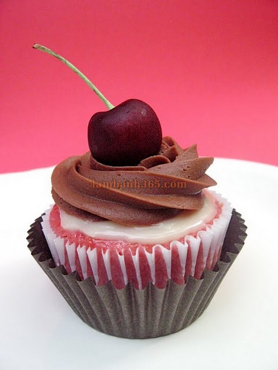 Cupcake cherry hai tầng kem