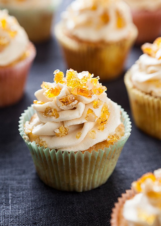 Cupcake táo đáng yêu với sốt kẹo bơ