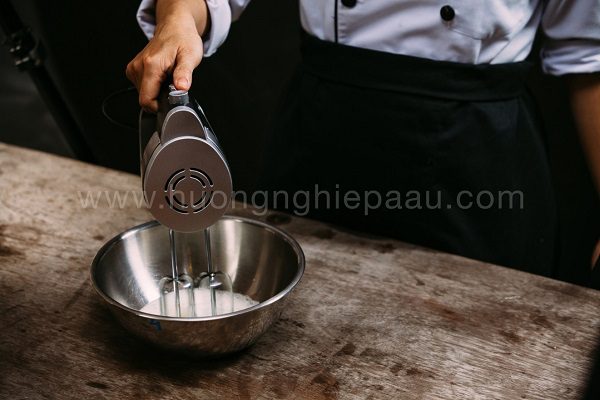 đánh lòng trắng trứng gà