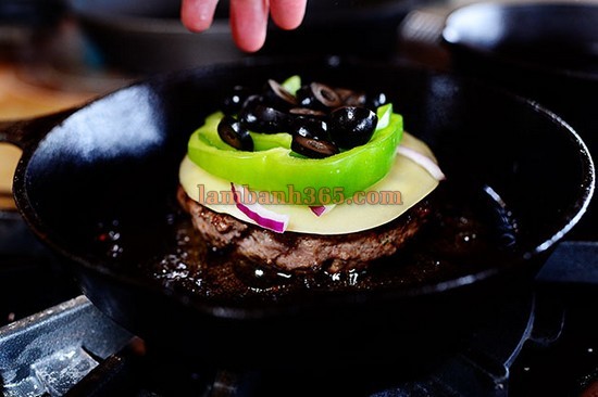 Hamburger bò ngon miệng cho bữa sáng