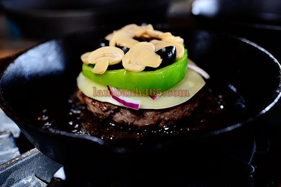 Hamburger bò ngon miệng cho bữa sáng