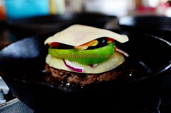 Hamburger bò ngon miệng cho bữa sáng