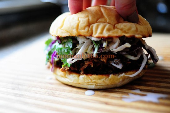 Hamburger thịt heo và salat bắp cải ngon miệng