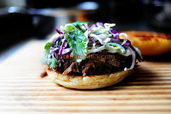 Hamburger thịt heo và salat bắp cải ngon miệng