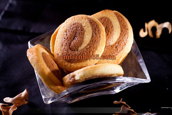 Cách làm cookie sô cô la dạng xoắn mềm mịn !