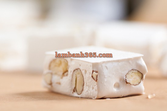 Cách làm kẹo Nougat mật ong hương hạnh nhân ngọt ngào!