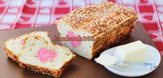 Học làm bánh mì phô mai gửi gắm thông điệp yêu thương